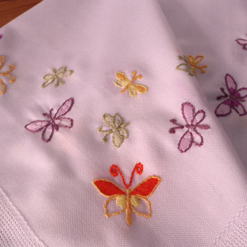 フランスの手仕事/カラフルな蝶々の手刺繍 生地・テーブルクロス