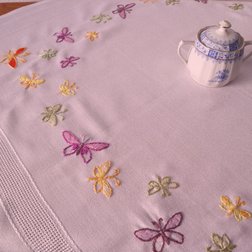 フランスの手仕事/カラフルな蝶々の手刺繍 生地・テーブルクロス(未