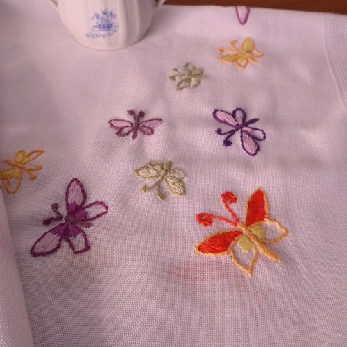 フランスの手仕事/カラフルな蝶々の手刺繍 生地・テーブルクロス