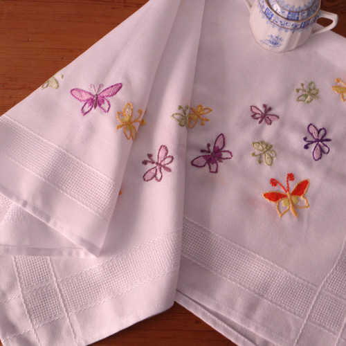フランス　アンティーク　蝶々刺繍　テーブルクロス フランス アンティーク 蝶々刺繍 テーブルクロス フランスお花の刺繍が