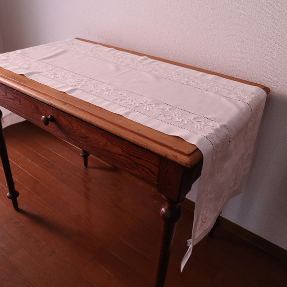 ドイツの手仕事/アイボリー色のボタニカル手刺繍 ロングテーブルランナー 生地 (ヴィンテージ・未使用品) 3枚目の画像