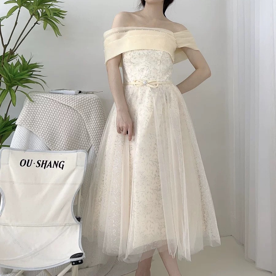 可愛いドレス！オフショルダー　薄シャンペン色　パール付け　キラキラチュール　編み上げ　パーティー/成人式/音楽会/二次会