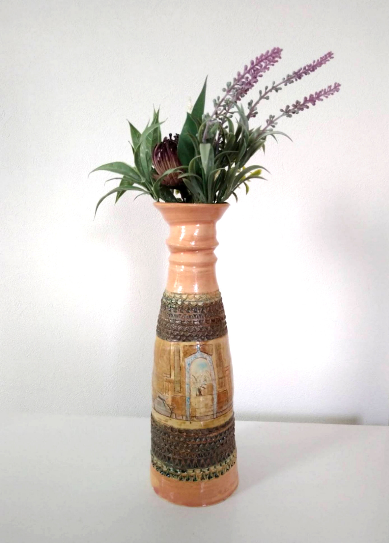 ロバのいるピンクの花瓶