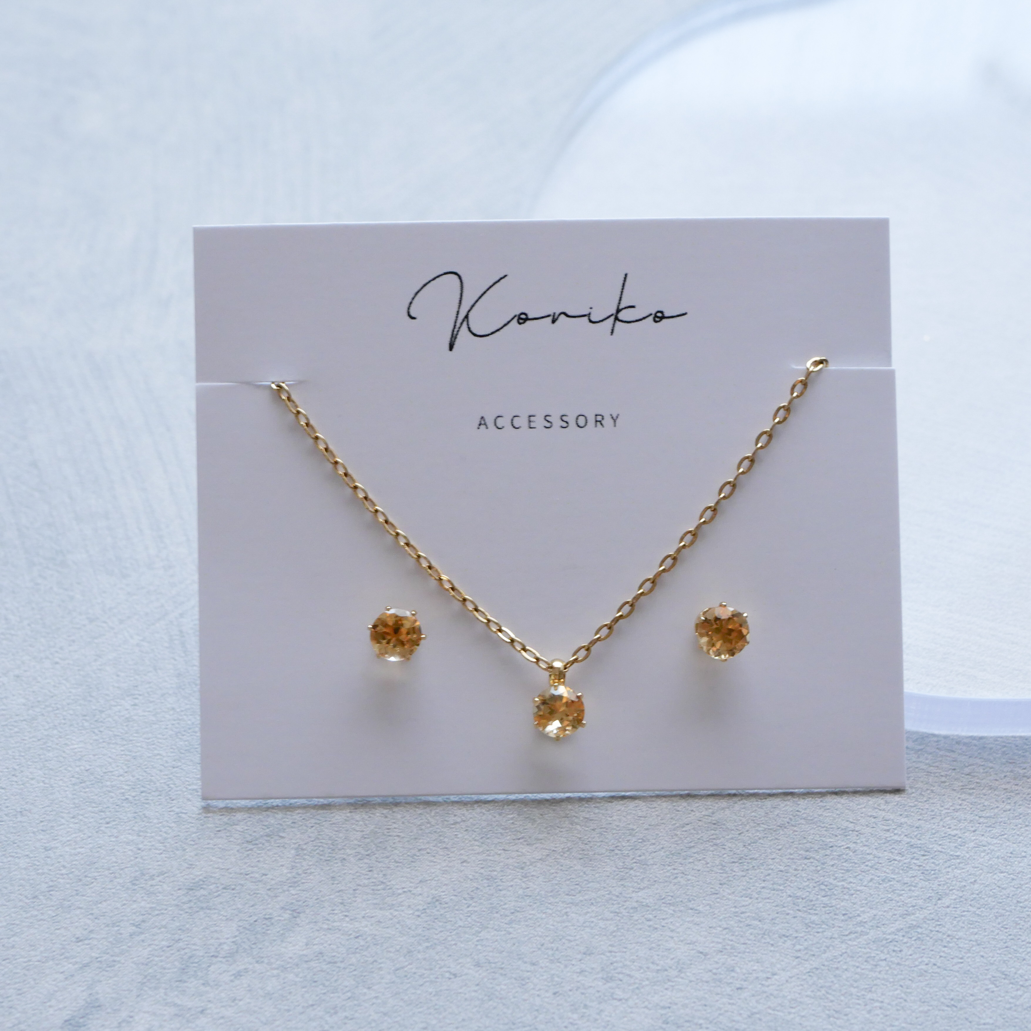 〈洗練された輝き〉シトリンの一粒ピアスとネックレスの2点セット　11月誕生石 サージカルステンレス　金アレ対応　天然石