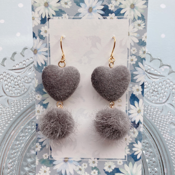 グレーのハートフロッキーとふわふわファーピアス*大ぶりおしゃれ大人