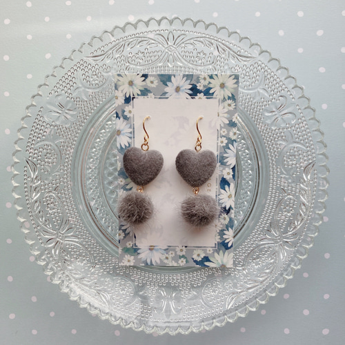 グレーのハートフロッキーとふわふわファーピアス*大ぶりおしゃれ大人