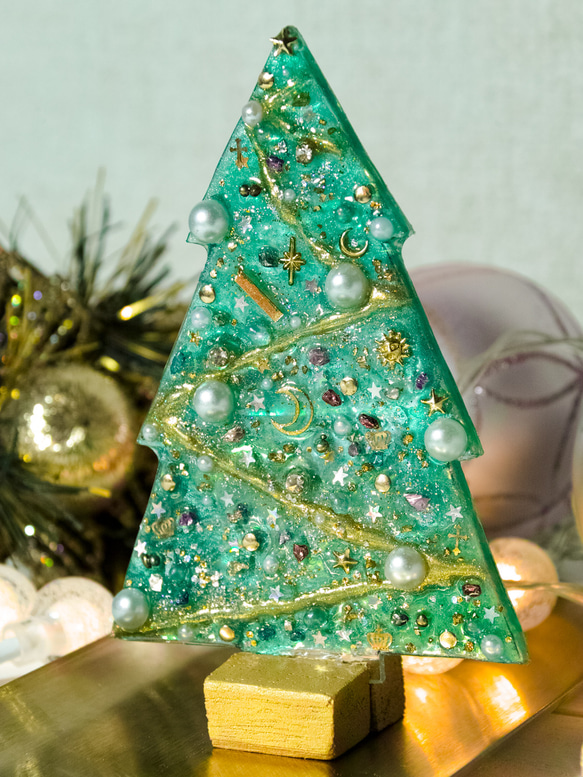 キラキラ輝くアクリル製卓上クリスマスツリー 2枚目の画像