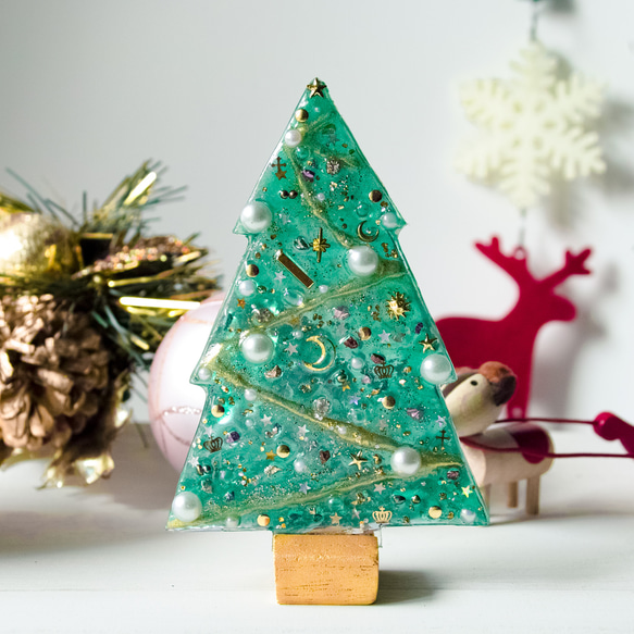キラキラ輝くアクリル製卓上クリスマスツリー 1枚目の画像