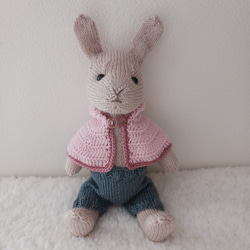着せ替えマフラー付き　ウサギの編みぐるみピンクケープ 1枚目の画像