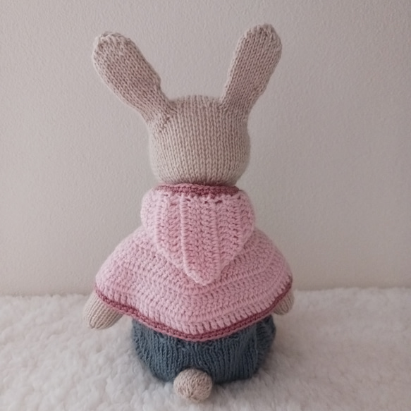 着せ替えマフラー付き　ウサギの編みぐるみピンクケープ 4枚目の画像