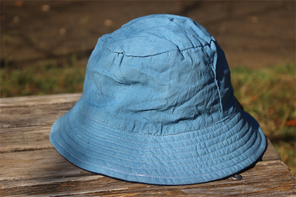 帽子 バケットハット シンプル 春夏秋冬用 草木染め コットン100% 两面　藍色 藍染 3枚目の画像