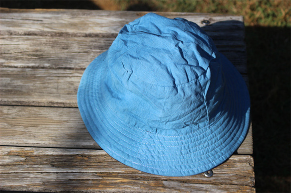 帽子 バケットハット シンプル 春夏秋冬用 草木染め コットン100% 两面　藍色 藍染 4枚目の画像