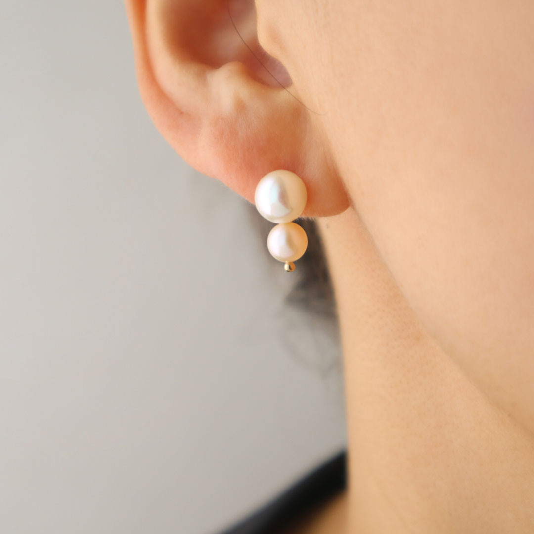 [14kgf] 2色使いが美しいレイヤード淡水パールピアス