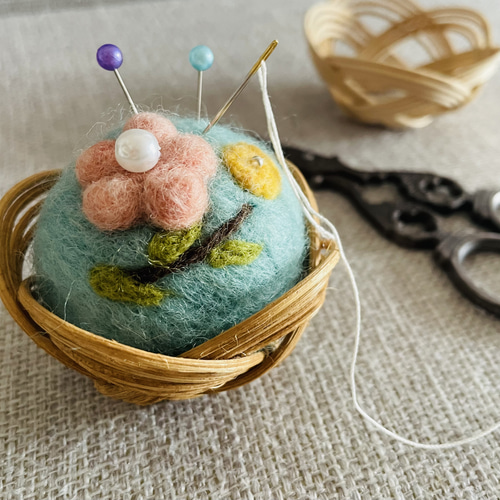 羊毛フェルトの籐かごピンクッション その他インテリア雑貨 swan
