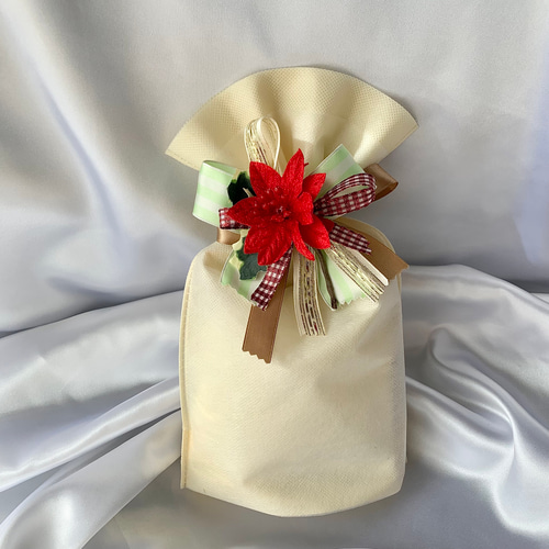 クリスマスに不織布のラッピング袋とお花付きリボンのセット