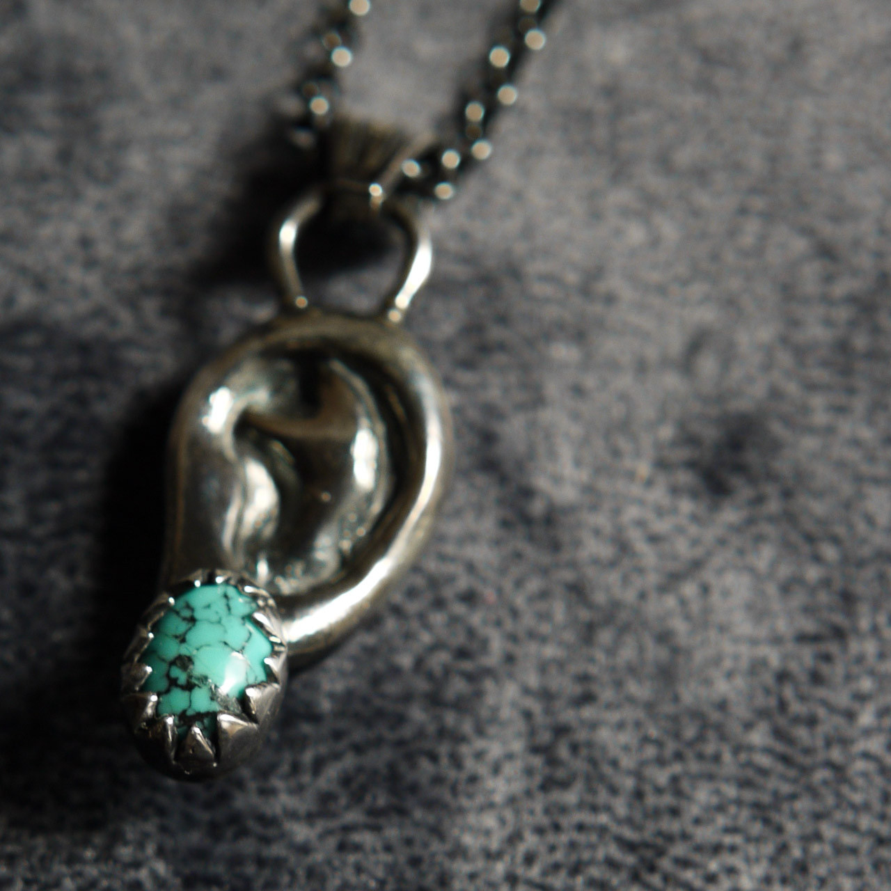 耳モチーフのペンダント〈ターコイズ〉