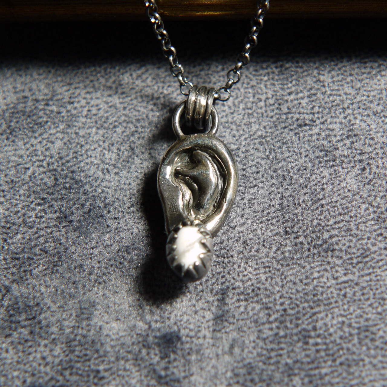 耳モチーフのペンダント〈マグネサイト〉