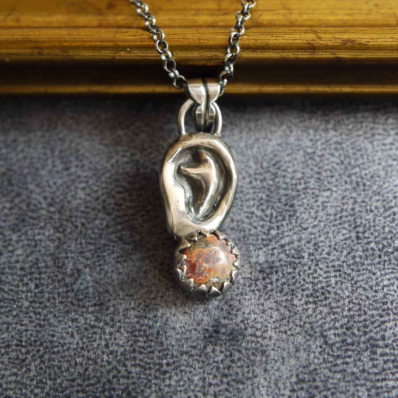 耳モチーフのペンダント〈ジャスパー〉