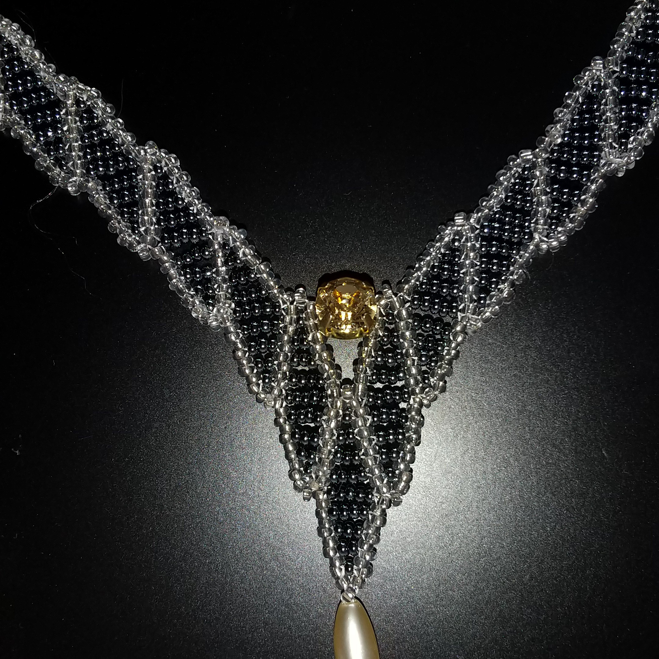 モノトーンのビーズネックレス　パーティー結婚式に