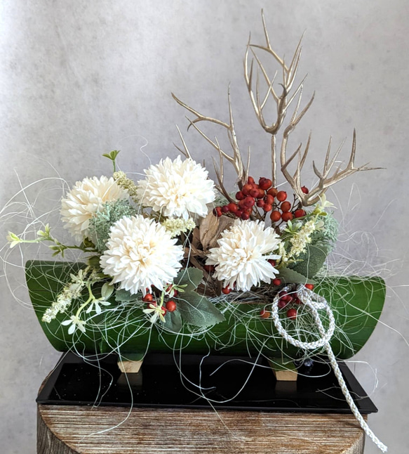 【ｃreema限定一点限り】花台付き　竹の器に咲くホワイトマム　和のアレンジメント　迎春　インテリア 1枚目の画像