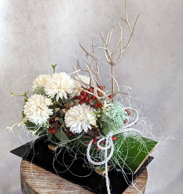 【ｃreema限定一点限り】花台付き　竹の器に咲くホワイトマム　和のアレンジメント　迎春　インテリア 2枚目の画像