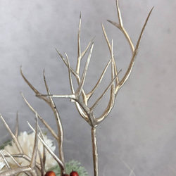 【ｃreema限定一点限り】花台付き　竹の器に咲くホワイトマム　和のアレンジメント　迎春　インテリア 5枚目の画像