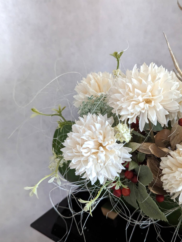 【ｃreema限定一点限り】花台付き　竹の器に咲くホワイトマム　和のアレンジメント　迎春　インテリア 4枚目の画像