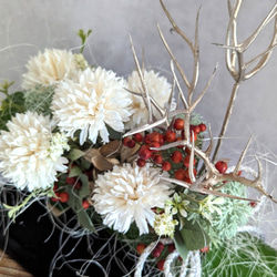 【ｃreema限定一点限り】花台付き　竹の器に咲くホワイトマム　和のアレンジメント　迎春　インテリア 3枚目の画像
