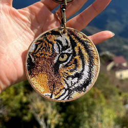キーホルダー 刺繍 タイガー 虎 トラ ワッペン バッグチャーム 父の日ギフト アニマル プレゼント or-102 1枚目の画像