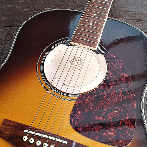 サウンドホールカバー ギター 男女兼用 本革 ヌメ革 サドルレザー