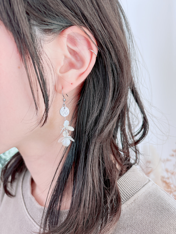 小ぶりのマットメタルフラワー（シルバー）の揺れるﾋﾟｱｽ/ｲﾔﾘﾝｸﾞ No.167 