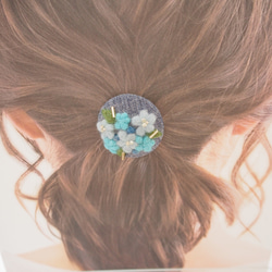 草花を描いた羊毛フェルト・ビーズ刺繍のヘアゴム(ブルー系) 3枚目の画像