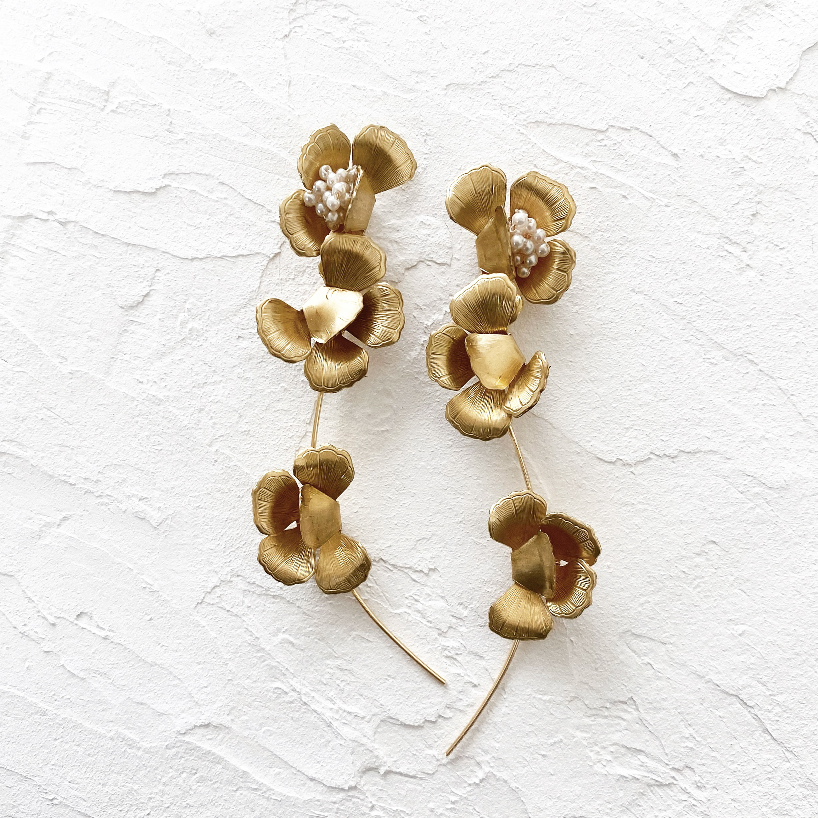 ブラスパーツオキザリスカーブロングピアス 5,623円