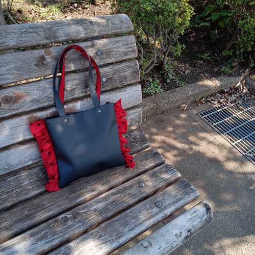 合皮と生地のコラボバッグ しっかりした合皮と フリル付き大人かわいい  