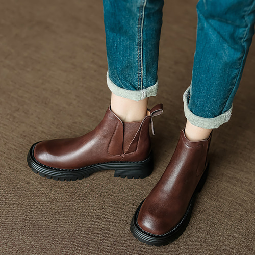 サイドゴア仕様で着脱が楽なのも嬉しいポイントです。チェルシーブーツ