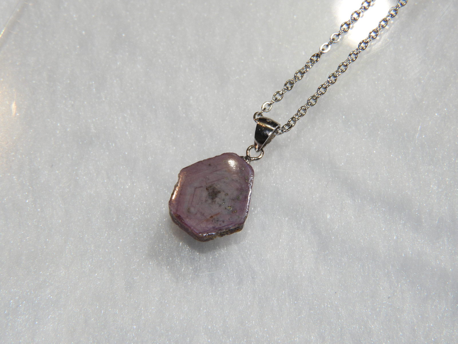 ふわっとシラーが見えるピンクサファイアのペンダント！メイドインジャパン！一点物　天然石　５