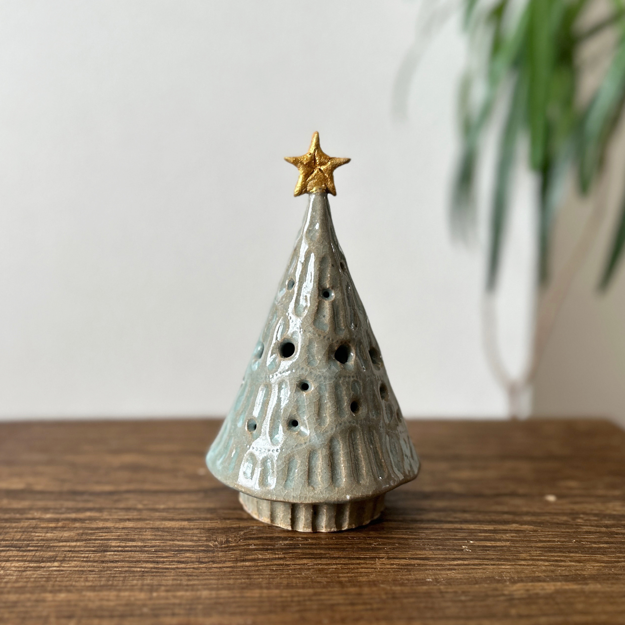 青い陶器のクリスマスツリーと天使のフィギュア 青い陶器のクリスマスツリーと天使のフィギュア