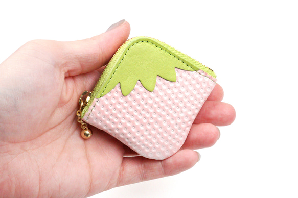 【リニューアル】ミニチュアL字ファスナー小銭入れ／ヘタ付き白いちご（牛革製） 2枚目の画像