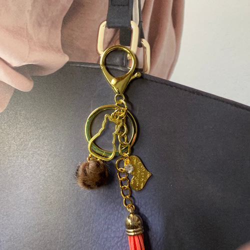 ボンボンしっぽのネコのバッグチャームです アニマル バッグチャーム  