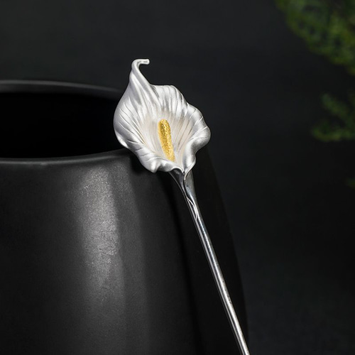 オランダカイウの花びらを再現したかんざし - 華やかなアクセサリー 