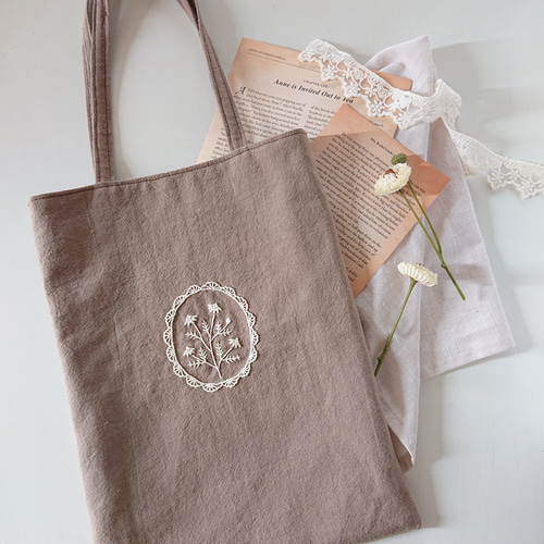 カモミール＊手刺繍のぺたんこバッグ エコバッグ・サブバッグ Kynttilä 