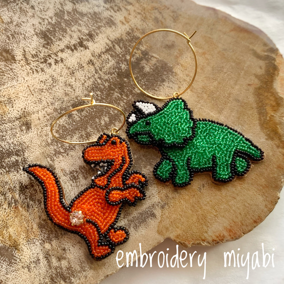 恐竜ピアス　ティラノサウルスとトリケラトプス　オレンジ×グリーン　(リュネビル刺繍) 2枚目の画像