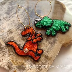 恐竜ピアス　ティラノサウルスとトリケラトプス　オレンジ×グリーン　(リュネビル刺繍) 3枚目の画像