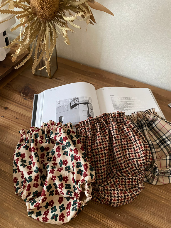 再販⭐︎コーデュロイチェック柄ブルマパンツ　ベビーブルマ　チェック柄　秋冬生地　コーデュロイ　かぼちゃパンツ 4枚目の画像