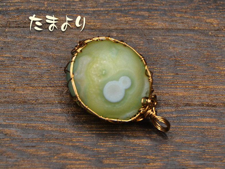 「砂漠の宝玉」阿拉善（アラシャン）ゴビアゲートのペンダントトップ（緑）