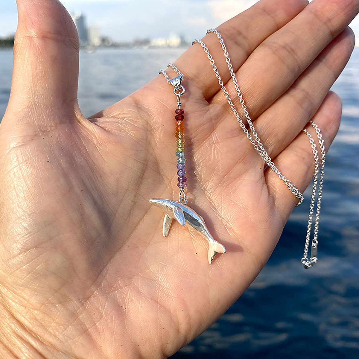 進化と多様性：ザトウクジラのペンダント