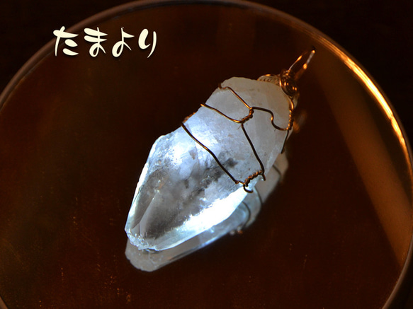 「内に秘めた力」犬牙状方解石パイライト共生水晶のペンダントトップ 7枚目の画像
