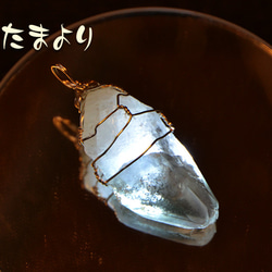 「内に秘めた力」犬牙状方解石パイライト共生水晶のペンダントトップ 8枚目の画像