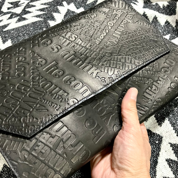 A4 クラッチバッグ A4 Clutch Bag マルチノートケース 英字エンボスレザー 牛革 傷防止 ガード シンプル 9枚目の画像