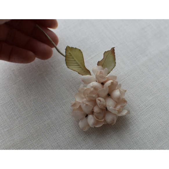 【布料花】繡球花胸花（米色）修身 第4張的照片